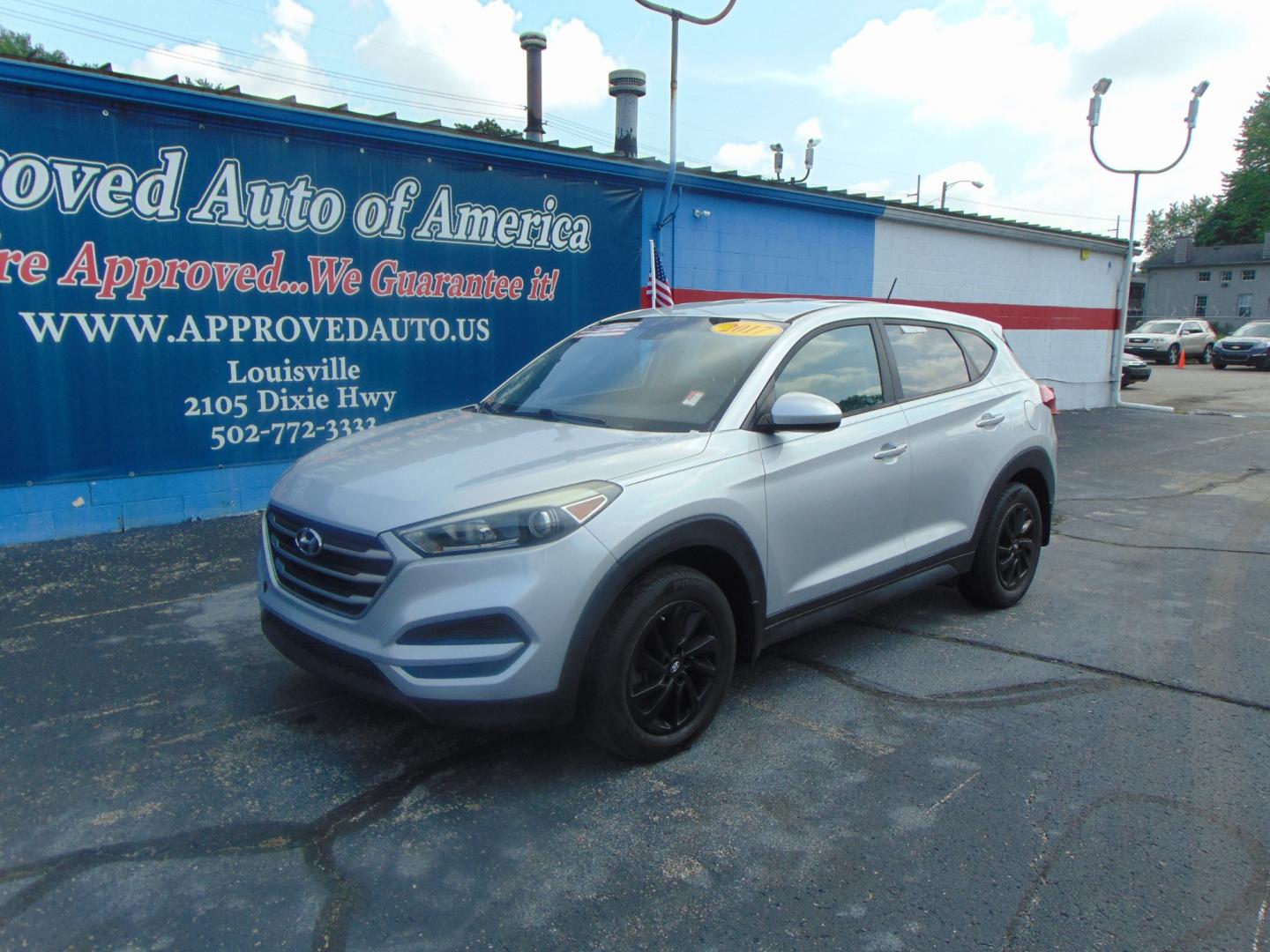 2017 Silver Hyundai Tucson (KM8J23A42HU) with an 4-Cyl 2.0 Liter engine, Auto, 6-Spd Shiftronic transmission, located at 2105 Dixie Hwy, Louisville, KY, 40210, (502) 772-3333, 38.220932, -85.795441 - Photo#1